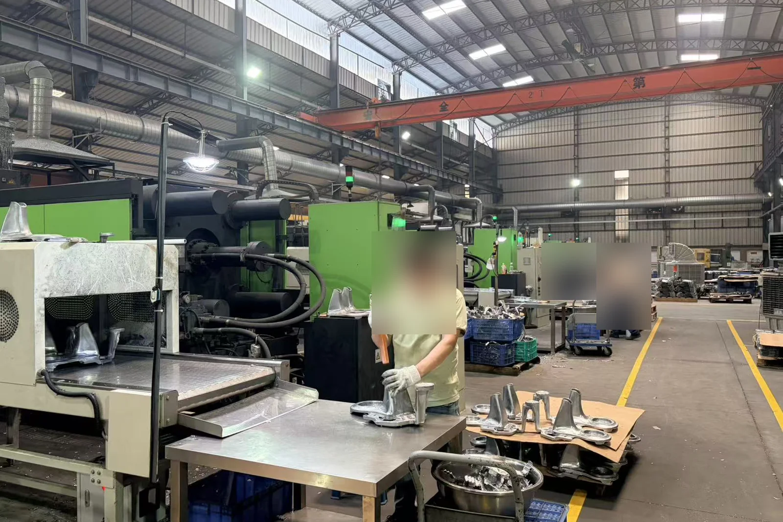 中國東莞製造基地的壓鑄設備與作業現場